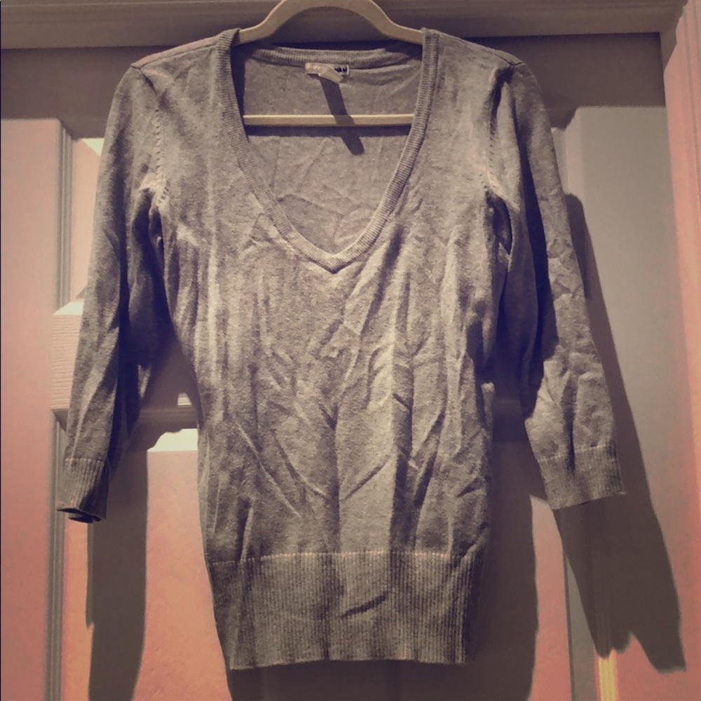 H&M women’s grey v neck sweater size s